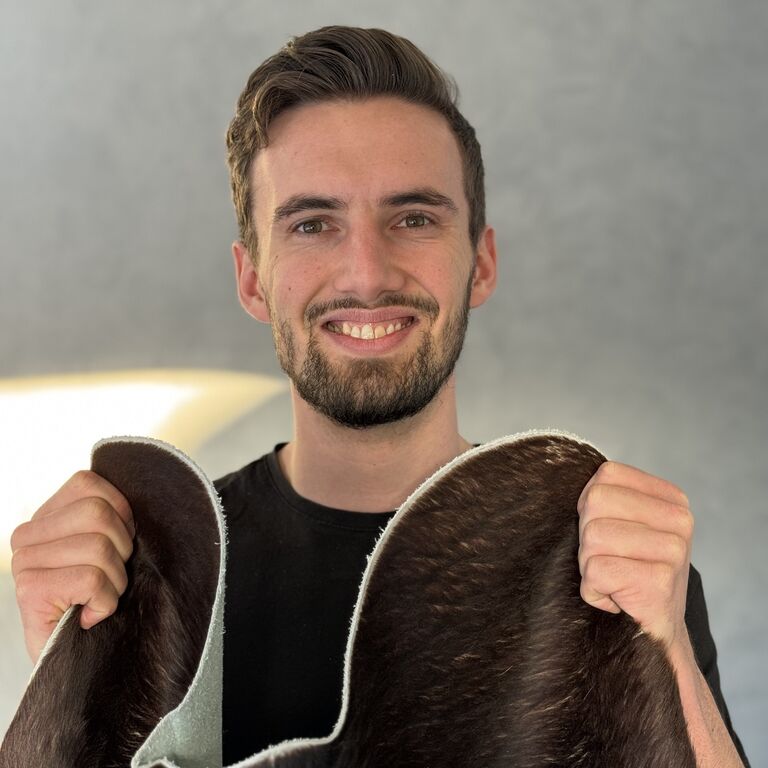 Camiel mit einem Kuhfell-Teppich